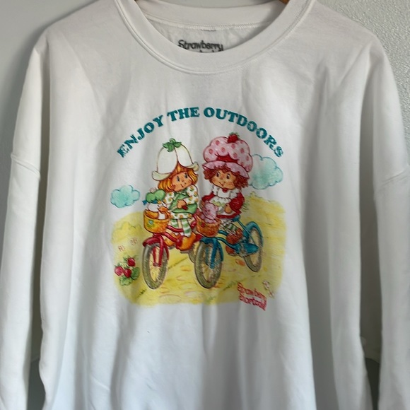 NWT | Strawberry Shortcake Licensed‎ White One Size Crewneck Pullover Sweatshirt - Picture 2 of 6